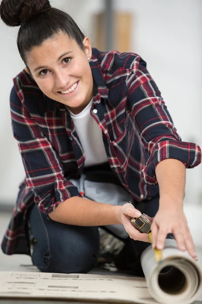 Glad Kvinna Renoverar Lägenhet — Stockfoto