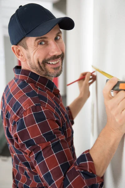 Glücklicher Männlicher Bauarbeiter Mit Maßband Lächelt Die Kamera — Stockfoto