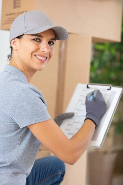 Retrato Motorista Entrega Feminino Com Área Transferência — Fotografia de Stock