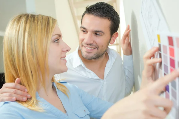 Paar Hält Farbtaster Gegen Wand — Stockfoto