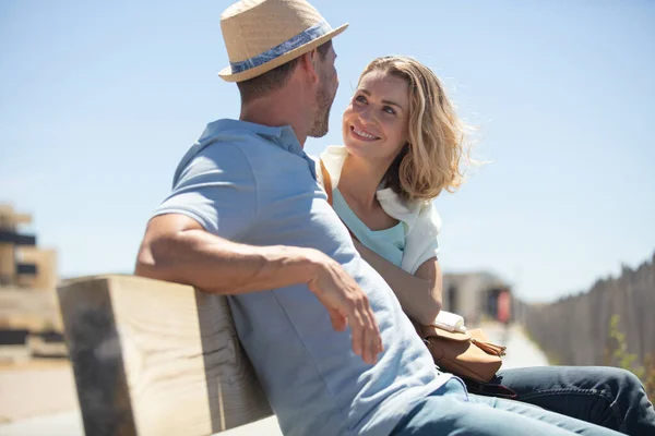Affectionate Couple Sat Bench Summer — Stock Photo, Image