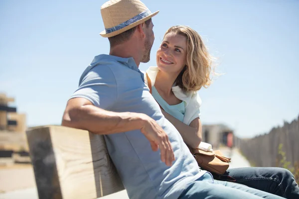 Couple Affectueux Assis Sur Banc Été — Photo