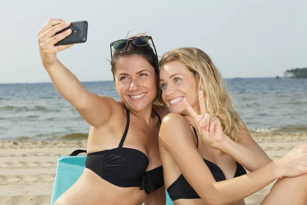 Två Kvinnliga Vänner Som Tar Selfie Stranden — Stockfoto