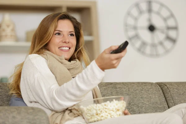 Žena Ležící Pohovce Drží Dálkové Ovládání Televize Popcorn — Stock fotografie