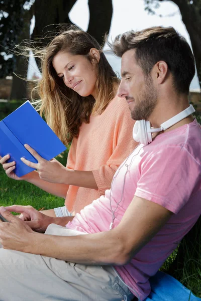 Pojkvän Och Flickvän Läser Bok Parken — Stockfoto