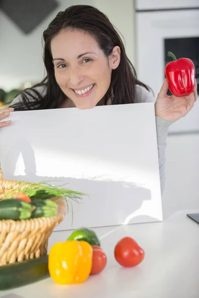 Mulher Feliz Segurando Uma Pimenta Mão — Fotografia de Stock