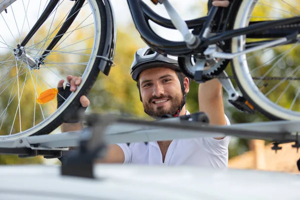 Motociclista Tenere Sulla Sua Moto Sul Tetto Dell Auto — Foto Stock