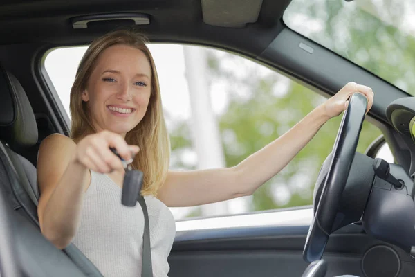 Eine Glückliche Frau Die Die Kamera Zeigt — Stockfoto