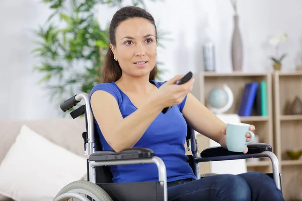 Kobieta Wózku Inwalidzkim Ogląda Telewizję — Zdjęcie stockowe