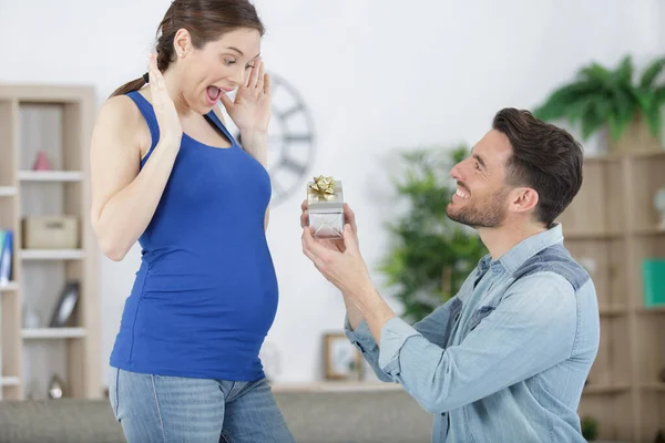 Mann Bittet Seine Schwangere Frau Heiraten — Stockfoto