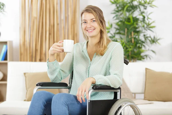 Mujer Discapacitada Silla Ruedas Casa Leyendo Periódico Bebida —  Fotos de Stock