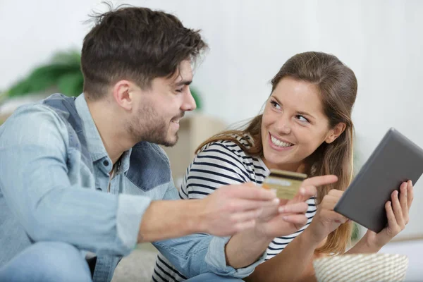 Koppel Met Behulp Van Een Tablet Computer Hun Woonkamer — Stockfoto