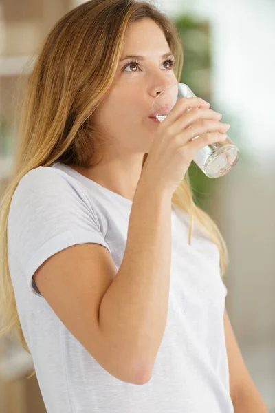 Bella Giovane Donna Bere Acqua — Foto Stock