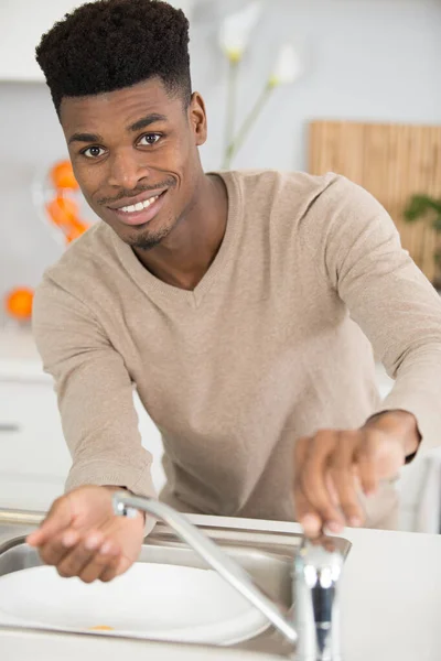 Schöner Mann Schürze Der Hausarbeit Erledigt — Stockfoto