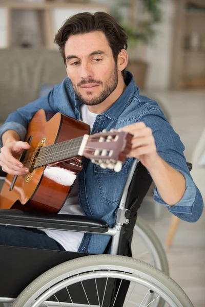 Homem Com Deficiência Tocando Guitarra Casa — Fotografia de Stock