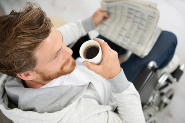 Entspannter Schöner Mann Trinkt Kaffee — Stockfoto