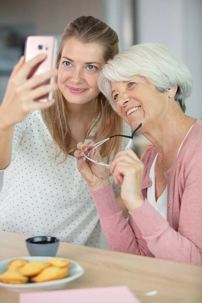 Senior Mamma Och Hennes Dotter Gör Selfie — Stockfoto