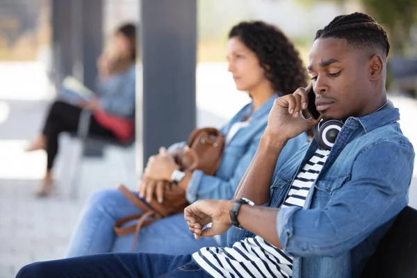 Jeune Homme Vérifiant Heure Sur Montre Bracelet Quai Gare — Photo