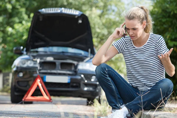 車が故障した携帯電話の女性は — ストック写真