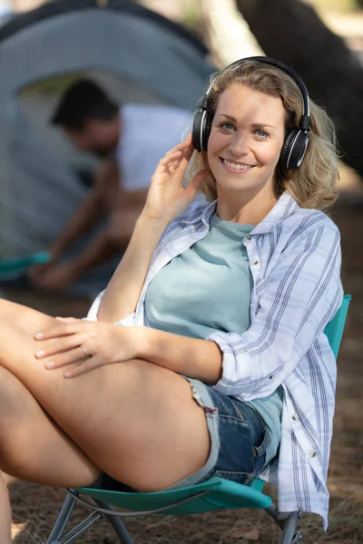 Vrouw Ontspannen Luisteren Naar Muziek Camping — Stockfoto