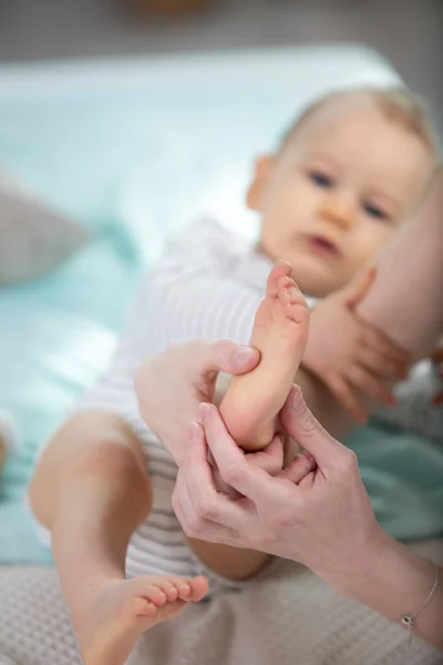 Mamma Massaggio Piedi Bambino — Foto Stock