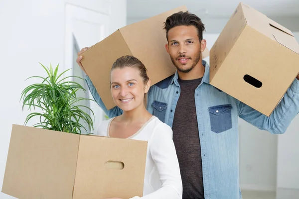 Retrato Pareja Apartamento Con Cajas Cartón — Foto de Stock