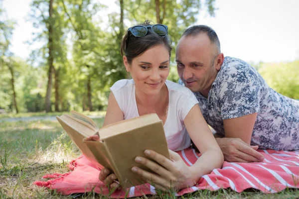 Cuple Couché Sur Tapis Regardant Livre — Photo