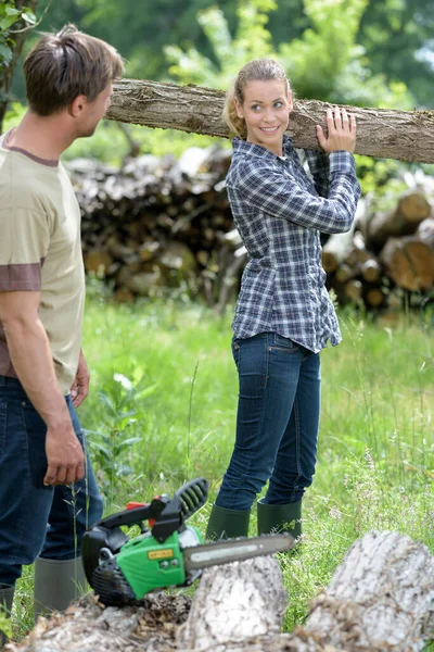 Kvinnlig Yrkesarbetare Som Arbetar Bär Trä — Stockfoto