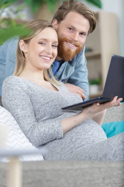 Schwangere Nutzen Laptop Computer — Stockfoto