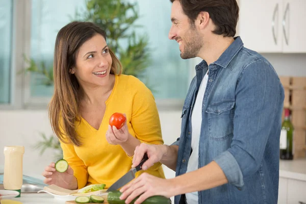 Coppia Gioviale Preparare Insalata Insieme — Foto Stock