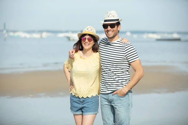 Heureux Couple Romantique Marche Sur Plage — Photo