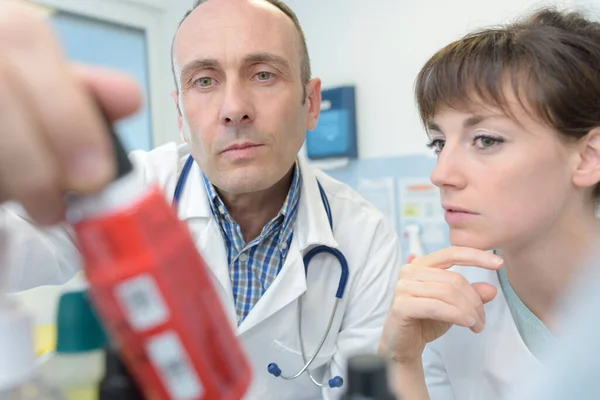 Infirmière Médecin Vérifiant Une Bouteille Médicament — Photo