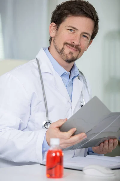 Jeune Médecin Regardant Les Résultats Des Rayons — Photo