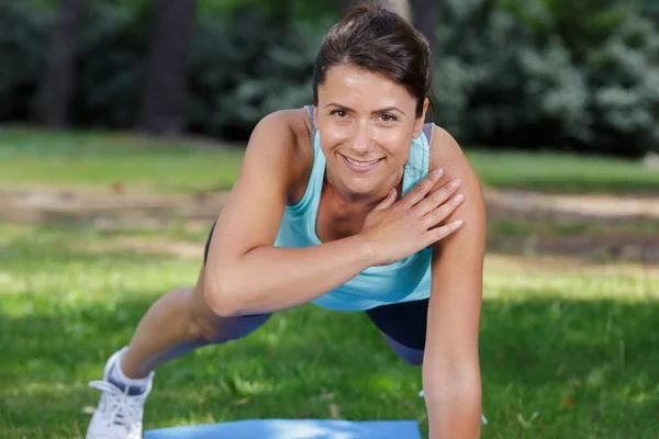 Donna Esercizio Planking Nel Concetto Sport Ricreativo Parco — Foto Stock