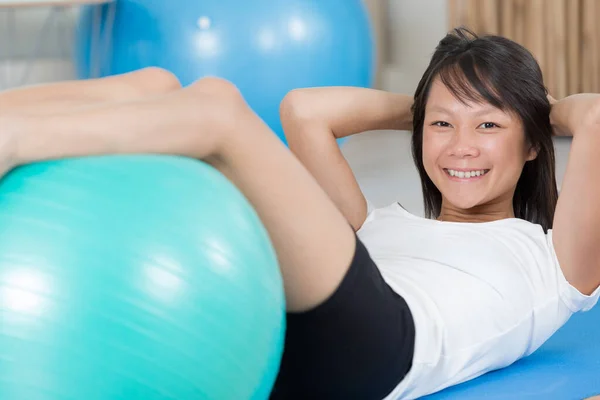 Retrato Jovem Mulher Atraente Fazendo Exercícios — Fotografia de Stock