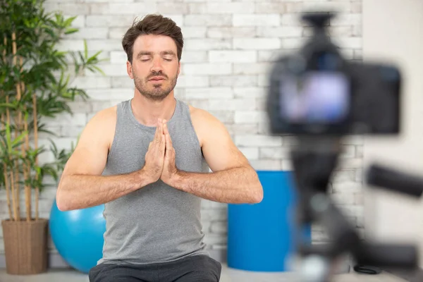Ung Yoga Man Inspelning Sport Yoga Blogg Kameran — Stockfoto