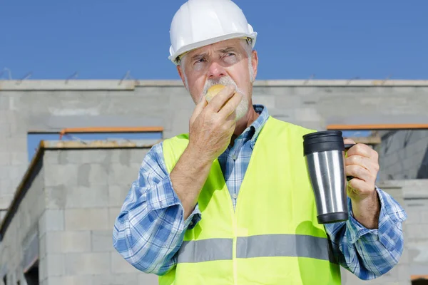 Senior Bouwer Met Een Koffiepauze — Stockfoto