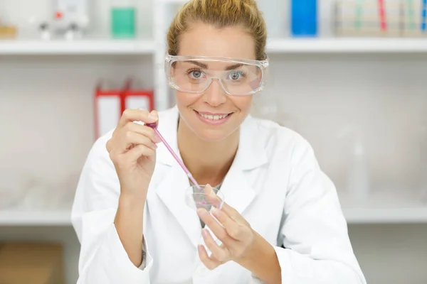 Laboratuvardaki Mutlu Kadın Bilim Adamı — Stok fotoğraf