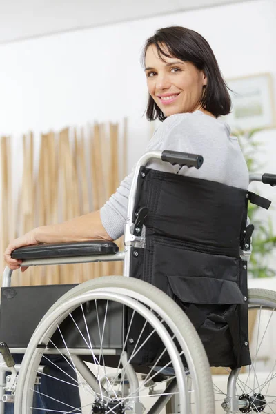 Szczęśliwa Kobieta Wózku Inwalidzkim Domu — Zdjęcie stockowe