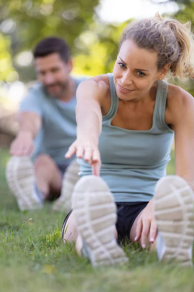 Fitness Casal Alongamento Livre Parque — Fotografia de Stock