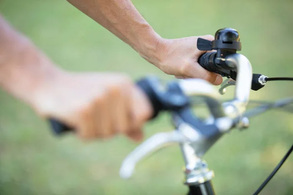 Parkta Bisiklet Sürerken Yakın Plan — Stok fotoğraf