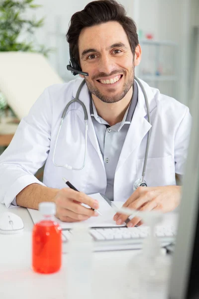 Retrato Médico Amigável Isolado Branco — Fotografia de Stock