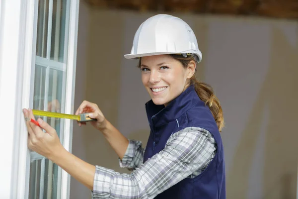 Ventana Medición Del Constructor Femenino Desde Exterior —  Fotos de Stock