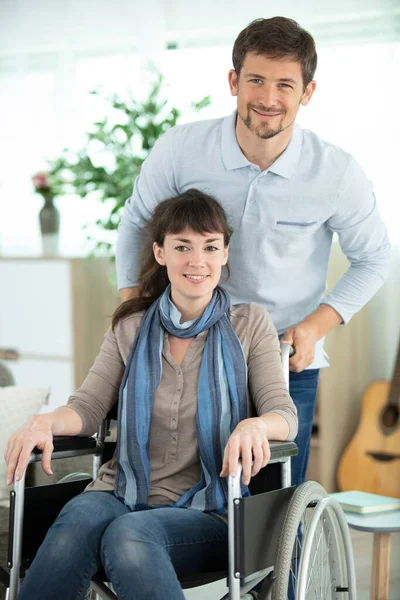 Felice Uomo Amorevole Donna Disabile Casa — Foto Stock