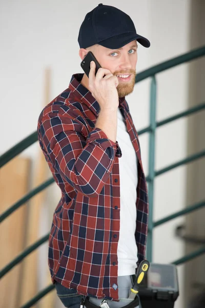 Näringsidkare Lokaler Talar Sin Smartphone — Stockfoto