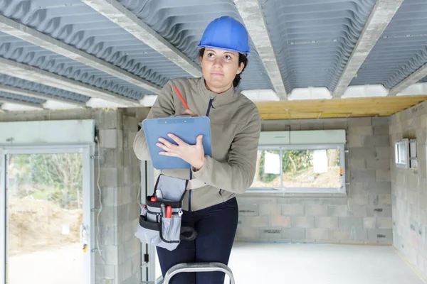 Trabalhador Construção Feminina Com Kit Ferramentas Escada — Fotografia de Stock