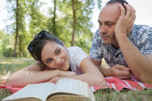 Couple Couché Sur Herbe Ensemble Dans Amour — Photo