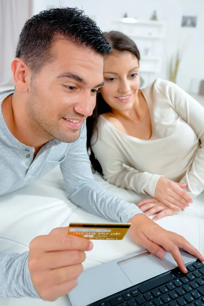 Szczęśliwy Para Robi Zakupy Online Karty Kredytowej Laptopa — Zdjęcie stockowe
