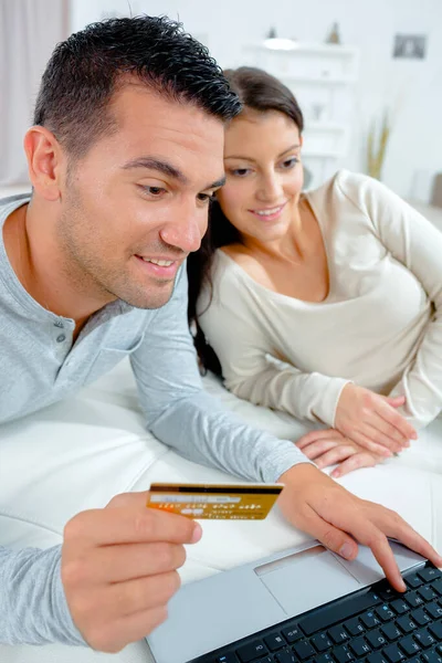 Casal Feliz Fazendo Compras Line Com Cartão Crédito Laptop — Fotografia de Stock