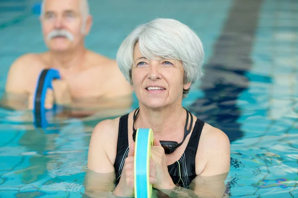 Seniorin Schwimmbad — Stockfoto